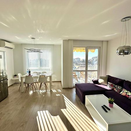 Briz Apartment; 2 Bdr; 6 Guests; Private Parking Варна Екстериор снимка