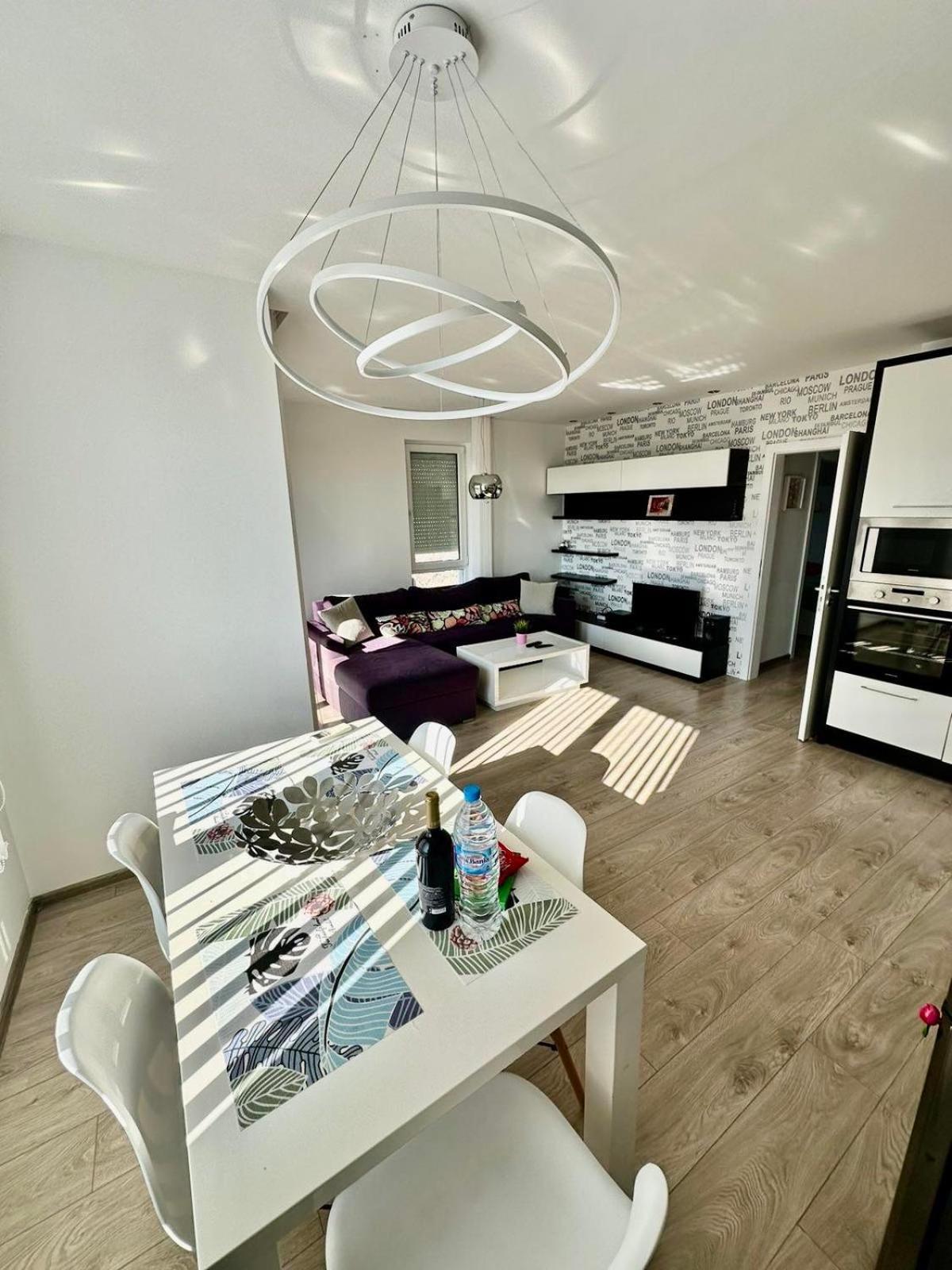 Briz Apartment; 2 Bdr; 6 Guests; Private Parking Варна Екстериор снимка